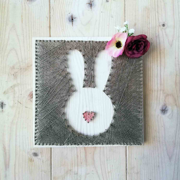 Fadenbild "Hase mit Blümchen"