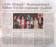 Sandra Dörwald erhält auf der Grünen Woche in Berlin das Regionalsiegel „echt Altmark“ für ihre Fadenkunst.