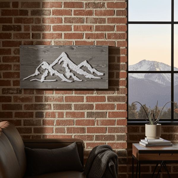 Fadenbild Berge hängt an einer Wand