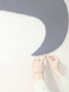 Hände fädeln Fadenbild Logo in Blau – DIY Fadenkunst