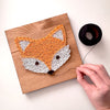 Arbeitsprozess beim Fadenbild DIY-Set Fuchs auf Holzbrett