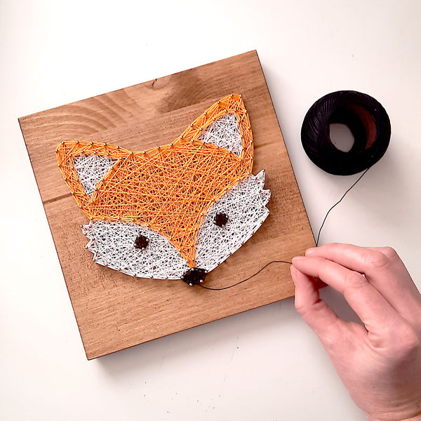 Arbeitsprozess beim Fadenbild DIY-Set Fuchs auf Holzbrett