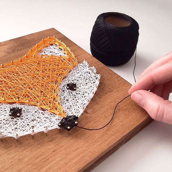 Fadenbild DIY-Set Fuchs beim Fädeln