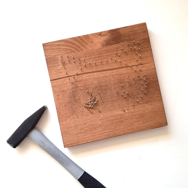 Vorbereitung des Fadenbild DIY-Sets Fuchs mit Holzbrett und Hammer
