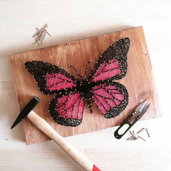 Fadenbild DIY-Set Schmetterling auf Holzbrett mit farbigem Garn
