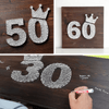Fadenbild Gästebuch als Collage: Zahlen 30, 50 und 60 mit Krone aus weißem Faden, Gäste schreiben Unterschriften mit Lackstift auf das Holzbrett
